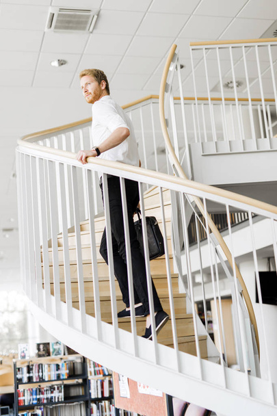 Businessman walking down the stairs  - Foto, Imagen