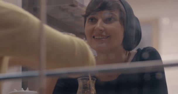 Ontspannen gesprek van vriendinnen in café - Video