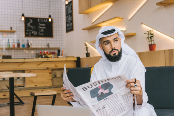 μουσουλμάνος επιχειρηματίας με Εφημερίδα - Φωτογραφία, εικόνα