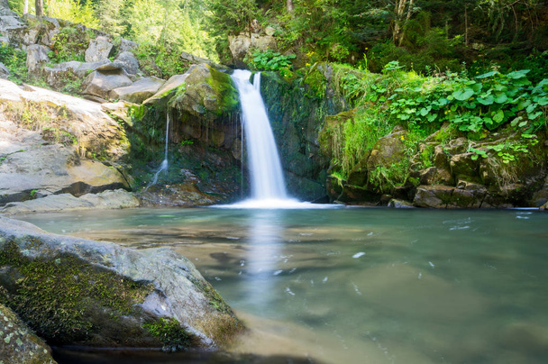 Malé jezírko s vodopádem v horách - Fotografie, Obrázek