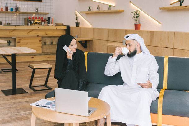μουσουλμανική επιχειρηματίες έχοντας συνομιλία - Φωτογραφία, εικόνα
