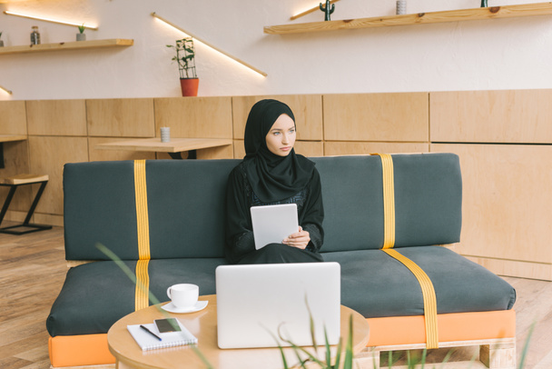 Mujer musulmana usando tableta digital
 - Foto, imagen