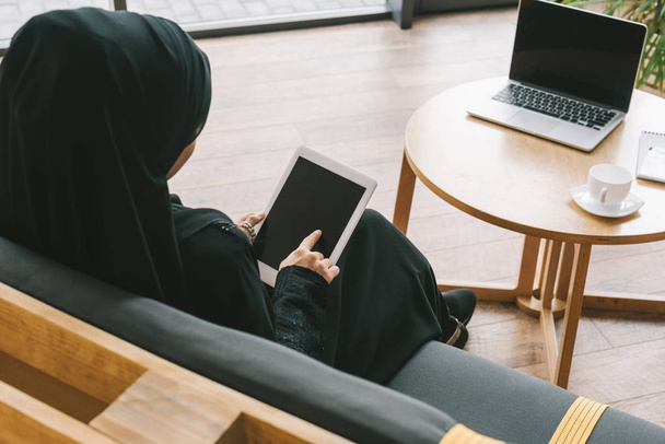 мусульманська жінка використовує планшет
 - Фото, зображення