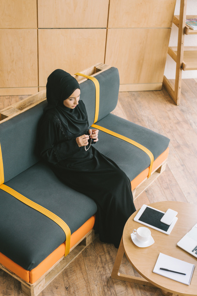 Muslimische Frau mit Gebetsperlen - Foto, Bild