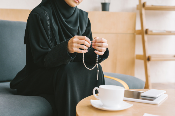 muslim woman with prayer beads - Foto, immagini
