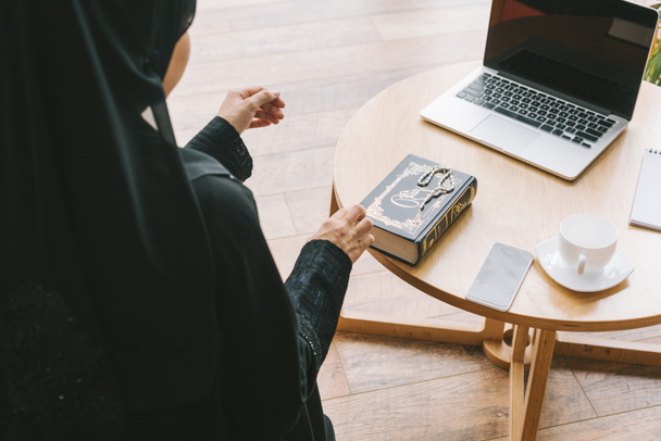 femme musulmane avec livre de Coran
 - Photo, image