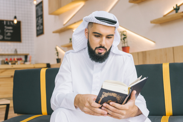muslim man reading quran - Zdjęcie, obraz
