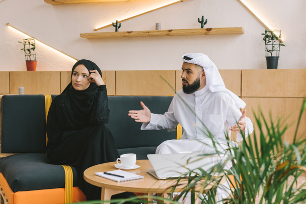 pareja musulmana discutiendo
 - Foto, Imagen
