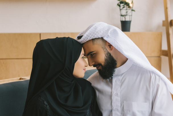 pareja musulmana en ropa tradicional
 - Foto, Imagen