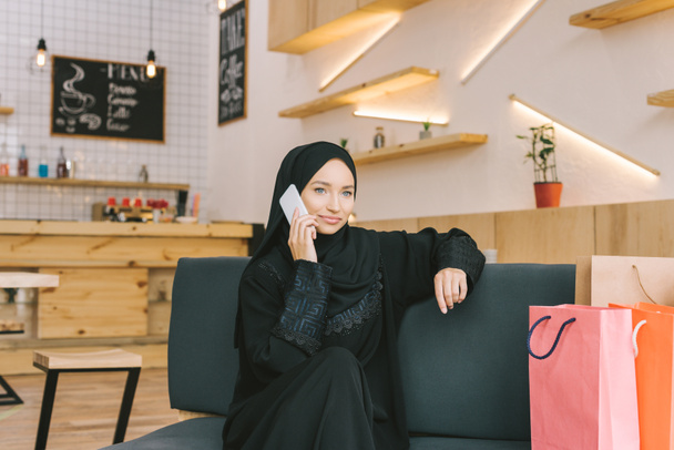 mujer musulmana hablando por teléfono
 - Foto, Imagen