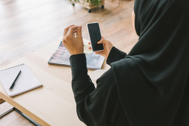 musliminainen käyttää älypuhelinta
 - Valokuva, kuva