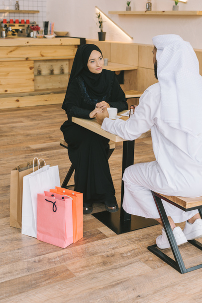 casal muçulmano sentado no café
 - Foto, Imagem