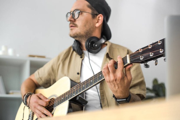 hombre tocando la guitarra - Foto, Imagen