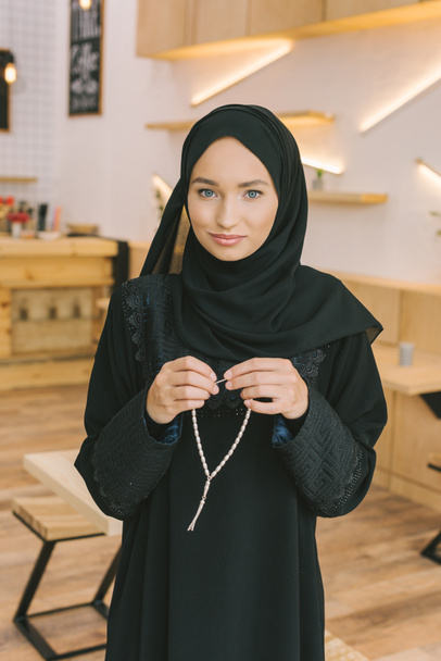 mulher muçulmana com contas de oração
 - Foto, Imagem