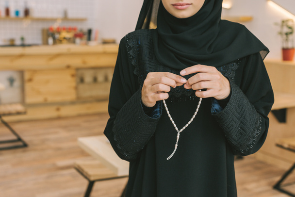 donna musulmana con perline di preghiera
 - Foto, immagini