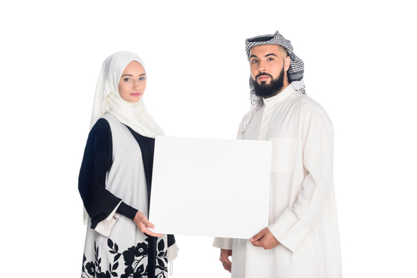 Moslim paar bedrijf leeg bord - Foto, afbeelding
