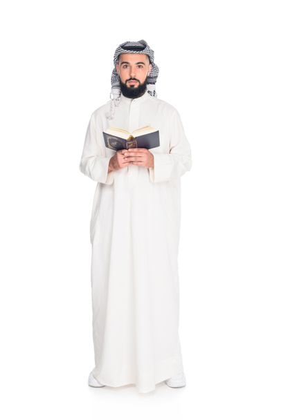 Muszlim férfi olvasás Korán - Fotó, kép