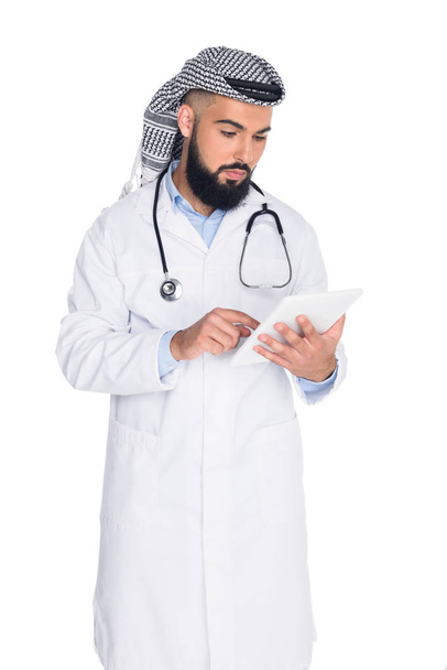 Мусульманский врач с помощью планшета
 - Фото, изображение