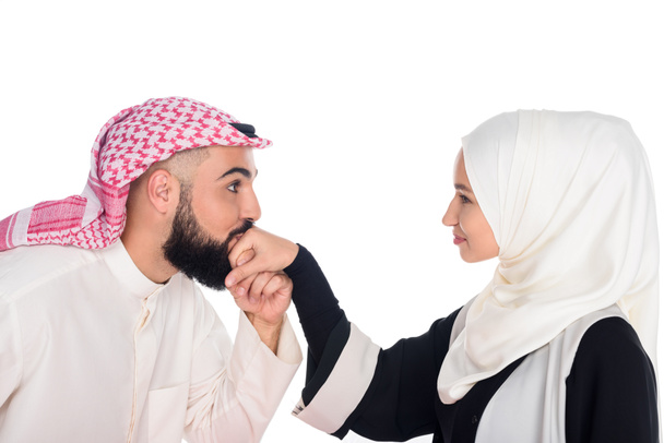 イスラム教徒の男が彼女の手にキス - 写真・画像