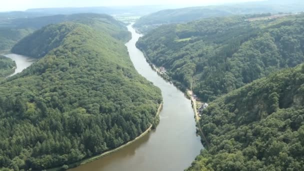 Nézd át a Saar folyó hurok mellett Mettlach Saar-vidék (Németország). idegenforgalmi csónakot a folyó vezetés. - Felvétel, videó