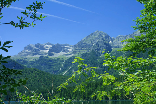 la hermosa naturaleza montañosa de los Alpes italianos
 - Foto, Imagen