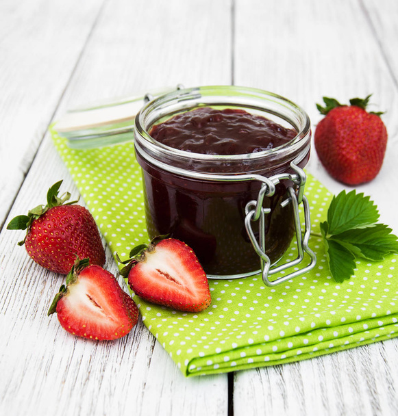 Confiture de fraises et fraises fraîches - Photo, image