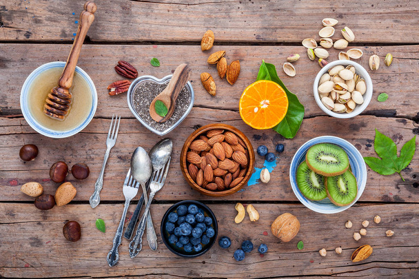 Ingrediënten voor de achtergrond van een gezonde voeding, honing, noten en bessen - Foto, afbeelding