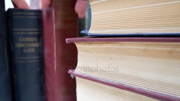 alte alte Bücher rotieren auf dem Hintergrund des Bücherregals - Filmmaterial, Video