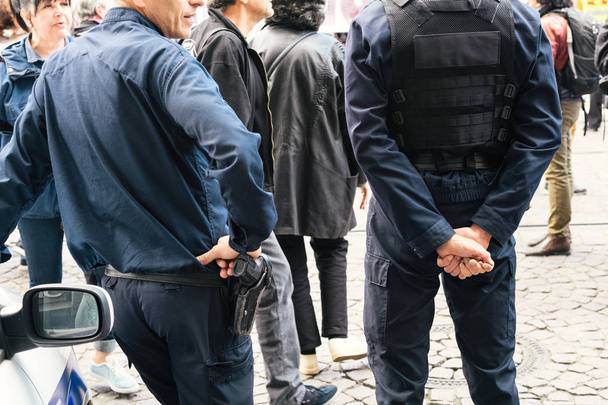 Marche politique de la police française lors d'une journée nationale française
 - Photo, image
