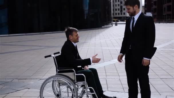 Empresario feliz estrechando las manos con empleado discapacitado
 - Metraje, vídeo