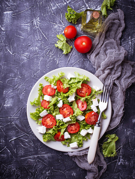 Здоровый салат с помидорами и сыром фета
 - Фото, изображение