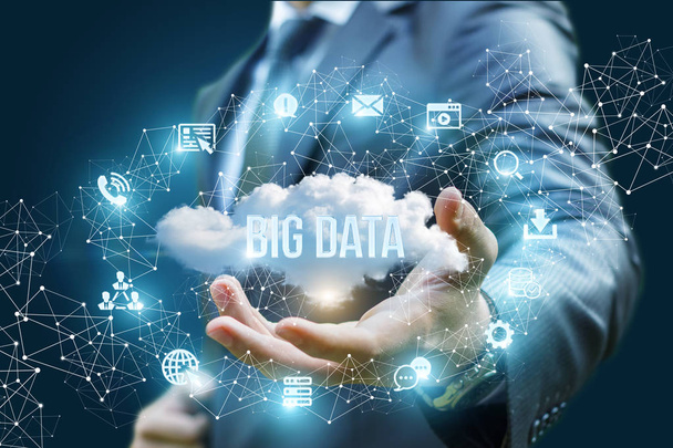 Homme d'affaires montrant un nuage avec les mots big data
 . - Photo, image