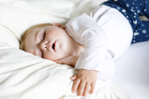 Linda niña adorable de 6 meses durmiendo tranquilo en la cama
 - Foto, imagen