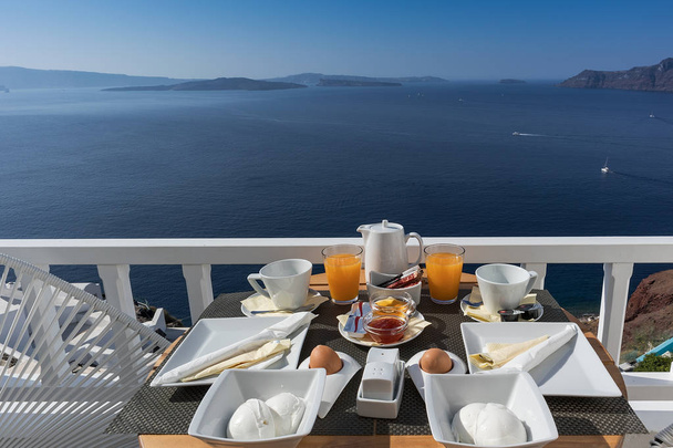 Πρωινό στη βεράντα του ξενοδοχείου στη Σαντορίνη, Οία, Ελλάδα. - Φωτογραφία, εικόνα