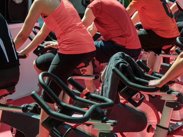 Grupa chłopców i dziewcząt w siłowni: Trening z Spinning rowery - Zdjęcie, obraz