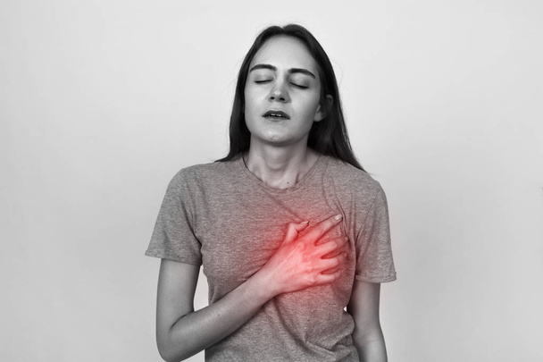 Όμορφη γυναίκα με καρδιακή προσβολή ή σπασμένη καρδιά. Μαύρο και άσπρο με κόκκινο προφορά - Φωτογραφία, εικόνα
