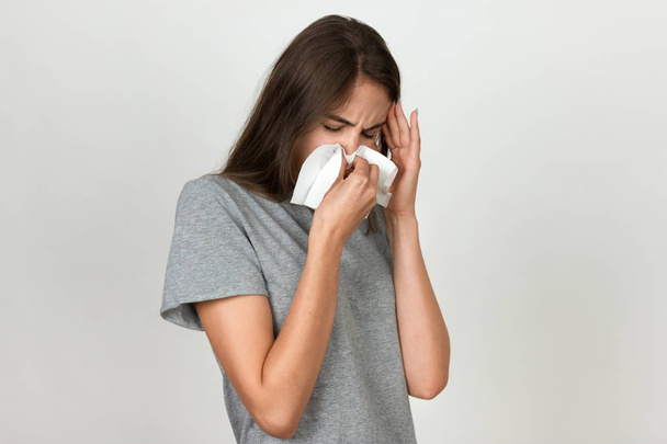 Retrato de una mujer bonita que tiene gripe. Chica soplando nariz
.  - Foto, Imagen
