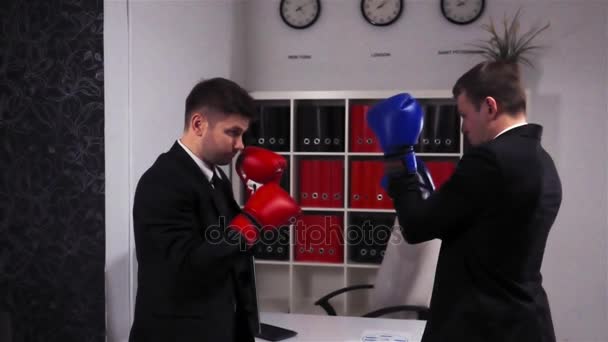İki rakip meslektaşları iş merkezi ofiste boks - Video, Çekim