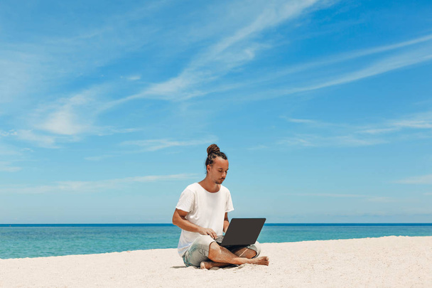 jovem com laptop na praia
 - Foto, Imagem