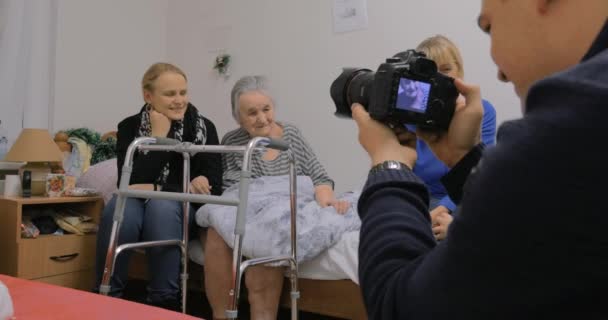 Famille visitant grand-mère âgée et prendre des photos avec elle
 - Séquence, vidéo