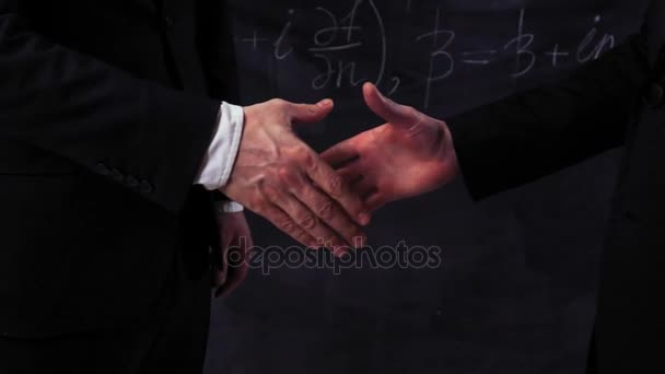 2 つの科学者が握手を作る - 映像、動画