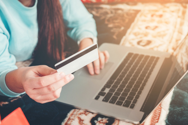 Kobieta, zakupy online za pomocą laptopa z kartą kredytową korzystających w  - Zdjęcie, obraz