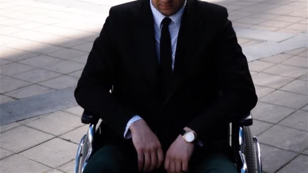 Colpo epico di serio uomo d'affari caucasico su una sedia a rotelle all'aperto
 - Filmati, video