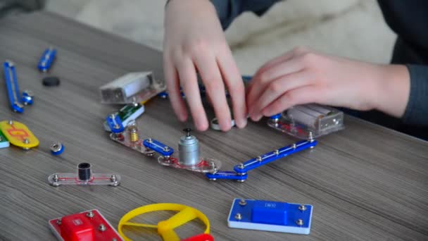 Child conducts physical experiments with light and movement on designer - Imágenes, Vídeo