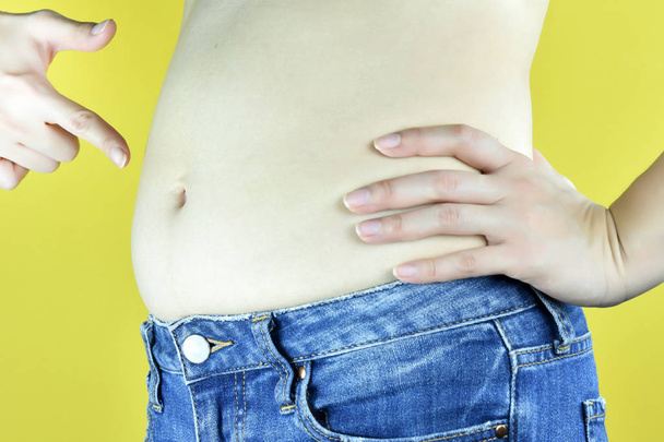 肥満脂肪女性、中年の女性は過度のおなかの脂肪、女性マフィン トップ ウエストの側面図. - 写真・画像