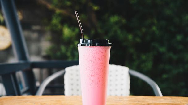 Thai style iced pink sweet milk in coffee shop - Foto, Bild