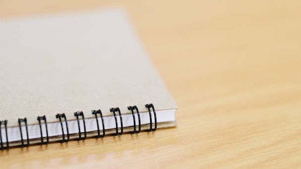 Notebook of opmerking papier vel retro stijl op tafel - Foto, afbeelding