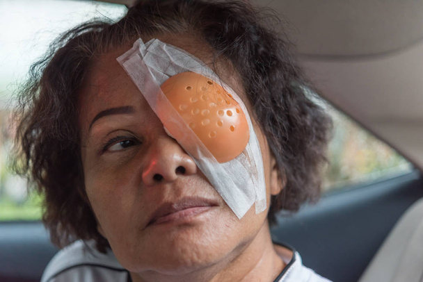 Patient asiatique femmes montrent ses yeux avec bouclier oculaire
 - Photo, image