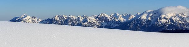 Panorama de montaña con nieve y cielo azul en invierno en Stubai Alps, Austria
 - Foto, Imagen