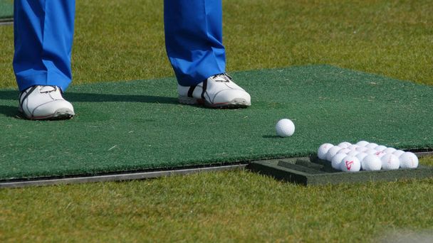 ゴルフを打つゴルファーは、コース上のクラブで撮影。ゴルフのボールを打つ - 写真・画像